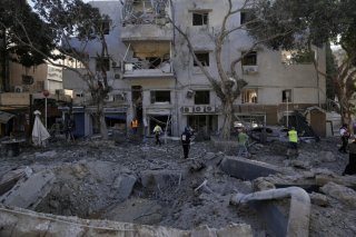 Secouristes à Haïfa après la vague de missiles de l'Iran contre Israël. KEYSTONE/AP/Baz Ratner